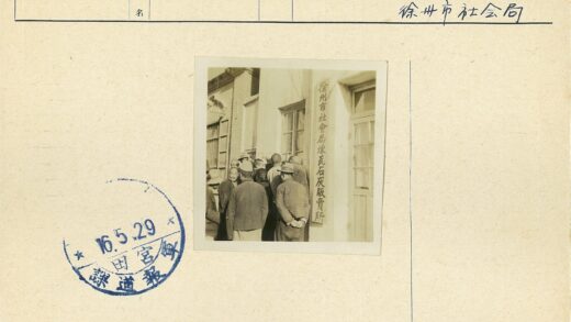 砖砌灰泥建筑人群聚集.jpg
