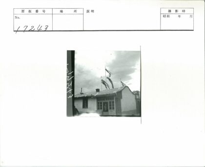 砖砌烟囱与旗帜的阴天建筑外观.jpg