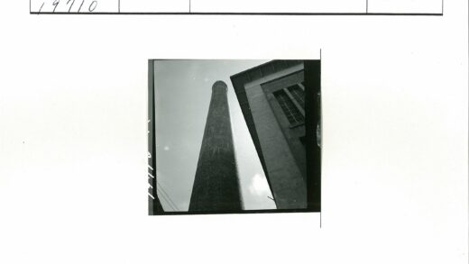 砖砌烟囱与晴朗天空.jpg