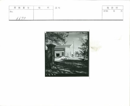 砖砌烟囱建筑与林木环绕.jpg