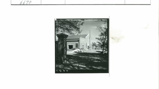 砖砌烟囱建筑与林木环绕.jpg