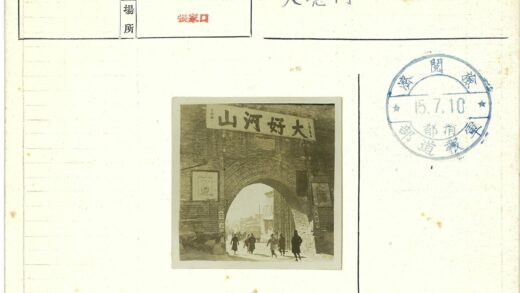 砖砌牌坊与城市街景.jpg