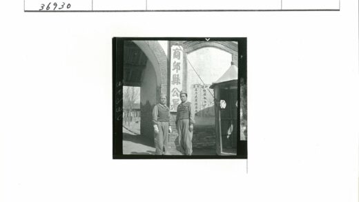 砖砌牌坊与木结构建筑.jpg