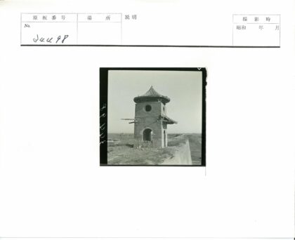 砖砌瞭望塔与田野风光.jpg