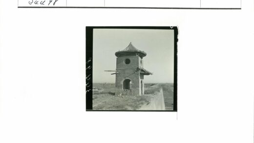 砖砌瞭望塔与田野风光.jpg