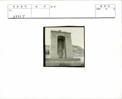 砖砌纪念碑与岩石景观.jpg
