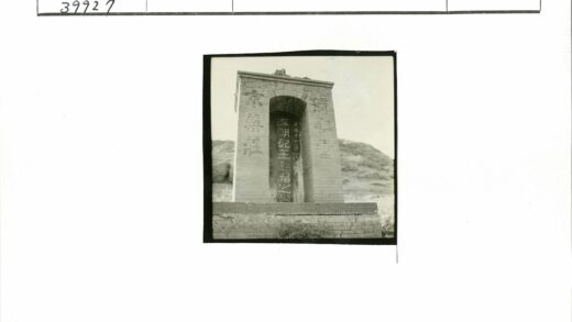 砖砌纪念碑与岩石景观.jpg