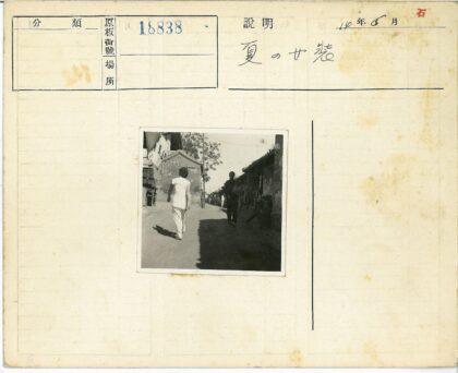 砖砌街道白衣行人相遇.jpg