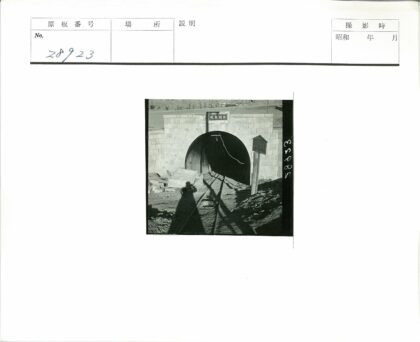 砖砌隧道入口与火车轨道黑白照.jpg
