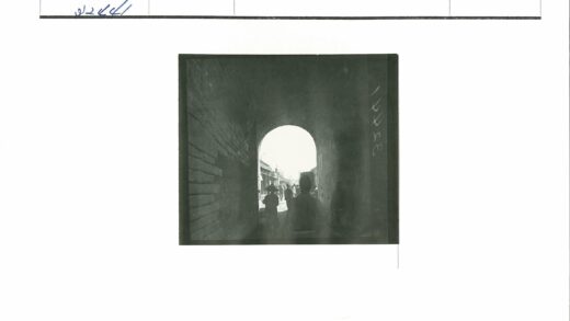 砖砌隧道通往明亮老街.jpg