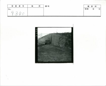 砖路石墙门楼远眺.jpg