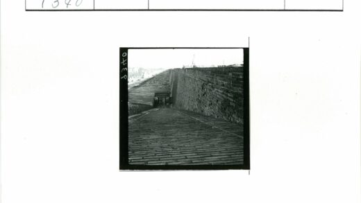 砖路石墙门楼远眺.jpg