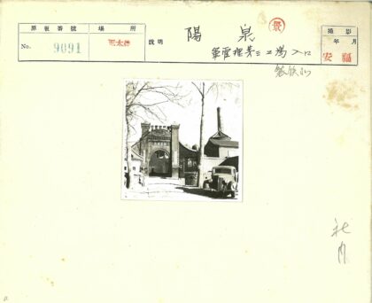 砖门入口老式汽车建筑.jpg