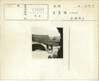 砖院劳工与老建筑背影.jpg