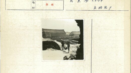 砖院劳工与老建筑背影.jpg