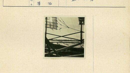 破损帆船与盐滩金字塔.jpg