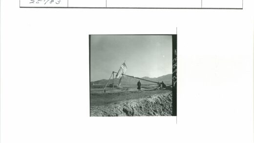 破损风车与两人在崎岖山地.jpg