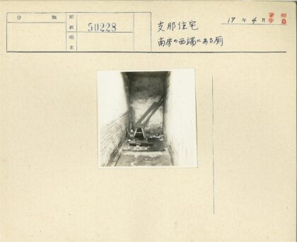 破旧室内杂物堆放场景.jpg