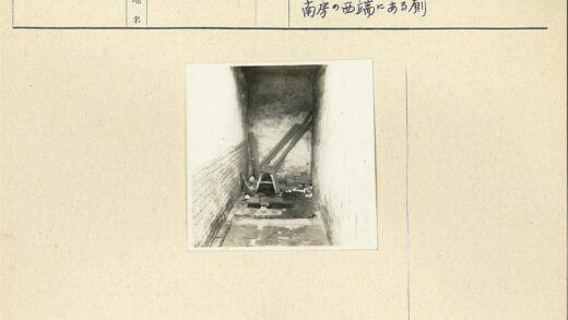 破旧室内杂物堆放场景.jpg