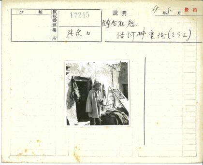 破旧建筑前晾衣木架.jpg