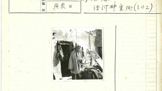破旧建筑前晾衣木架.jpg