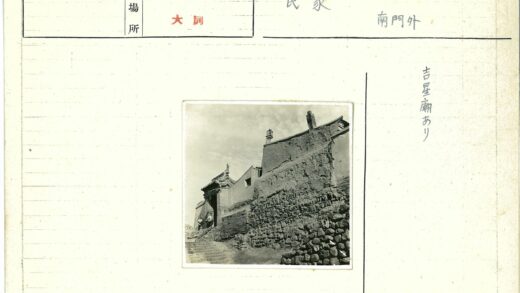 破旧建筑石基楼梯入口.jpg