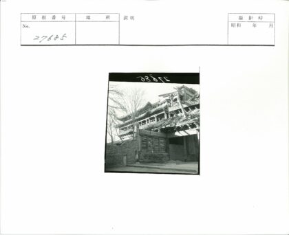 破旧木结构建筑与石墙.jpg