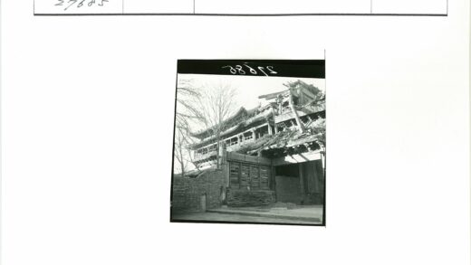 破旧木结构建筑与石墙.jpg