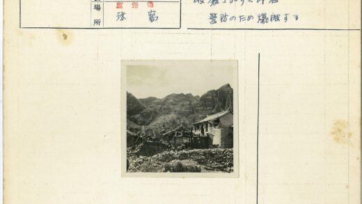 破旧石墙与山脉风景.jpg