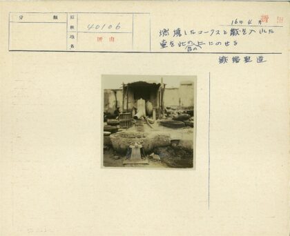 破旧陶罐与工具散落的户外院子.jpg