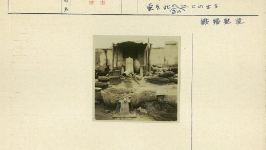 破旧陶罐与工具散落的户外院子.jpg