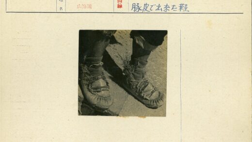 破旧鹿皮鞋脚部特写.jpg
