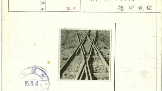 砾石泥土铁路轨道特写.jpg
