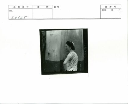 碎花裙妇女与斑驳墙.jpg
