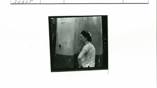 碎花裙妇女与斑驳墙.jpg