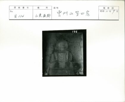 磨损石像与纹理墙壁.jpg