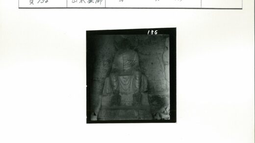 磨损石像与纹理墙壁.jpg