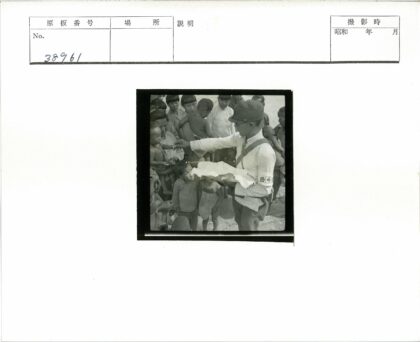 社区志愿者分发物资现场.jpg
