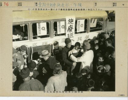 社区活动公交车人群聚集.jpg