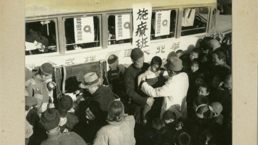 社区活动公交车人群聚集.jpg