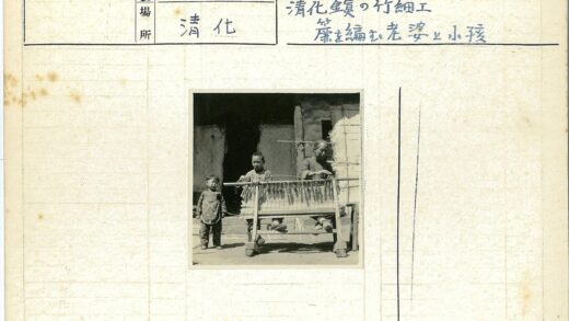 祖孙三代户外纺织劳作.jpg