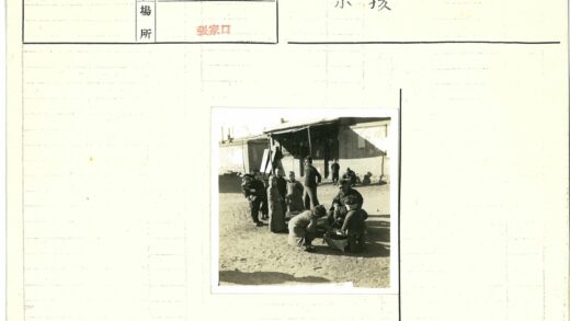 祖孙乐聚古建筑前.jpg