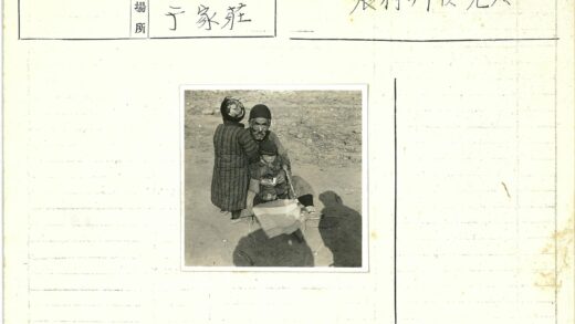 祖孙传统服饰岩石景观.jpg