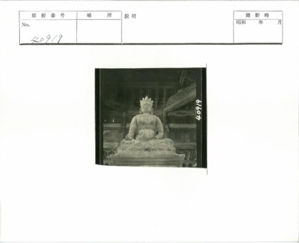 神像石雕与华丽木构建筑细节.jpg