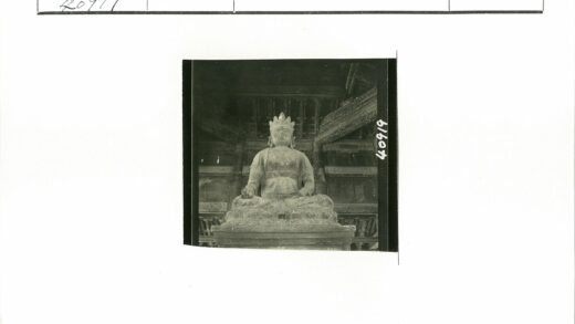 神像石雕与华丽木构建筑细节.jpg