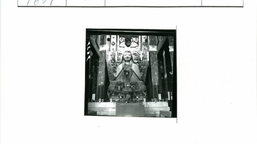 神庙合十雕像与华丽供品.jpg