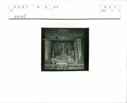 神社中央雕像与华丽祭器.jpg