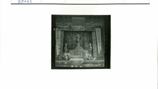神社中央雕像与华丽祭器.jpg