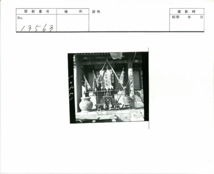 神社灯笼木柱窗景.jpg