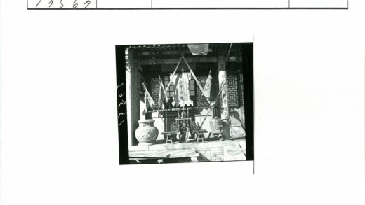 神社灯笼木柱窗景.jpg